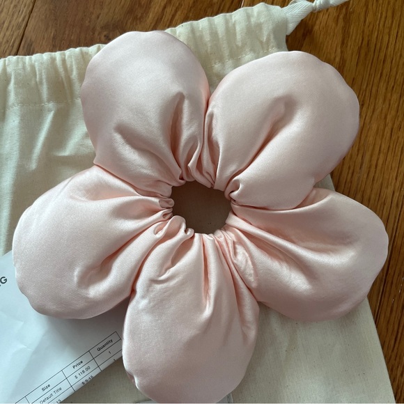 Sandy liang flower scrunchie - Picture 3 of 3